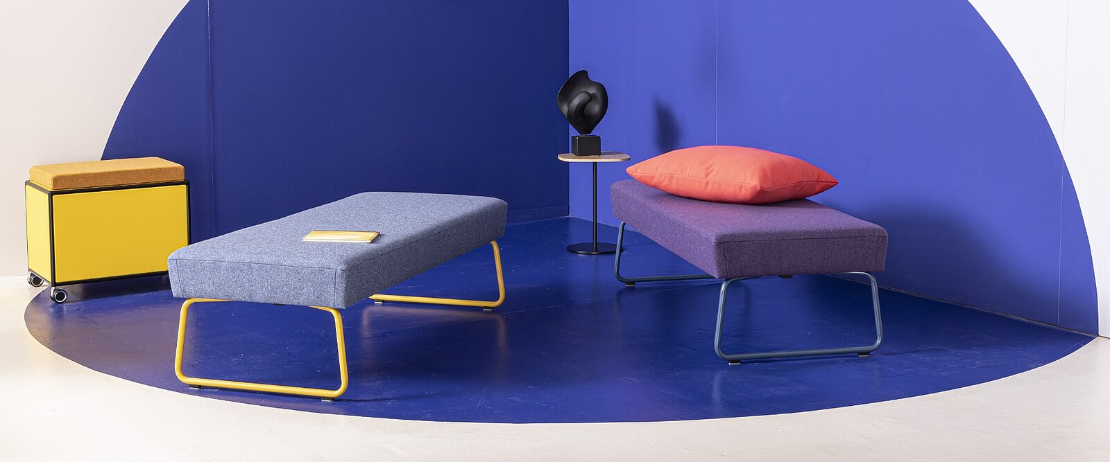 Starre Vorgaben, fixe Lösungen? Nicht mit Reefs flex! Denn die flexiblen Module machen das Umstyling für Warte- oder Relaxzone zum kurzweiligen Team-Event.