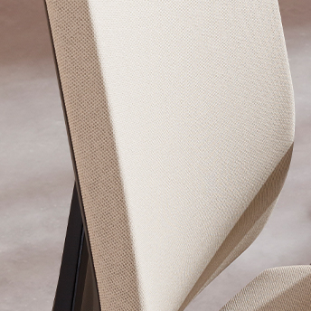 Indeed a lightweight: 20% lighter than comparable chairs.