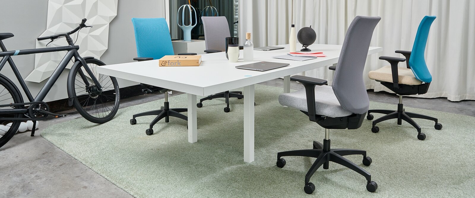 Die hohe, zweilagige Netz-Rückenlehne von Shape mesh soft passt sich dem Be-Sitzer in jeder Arbeitshaltung ideal an.